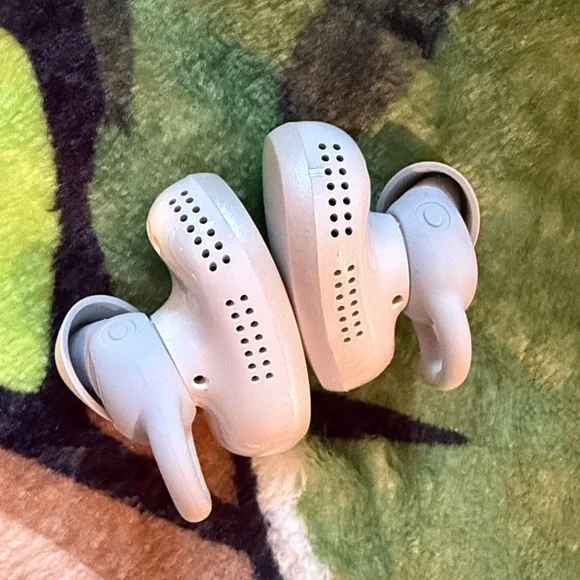 New BOSE QCEarbuds headphones AirPods wireless Bluetooth earbuds electronics - Picture 11 of 12